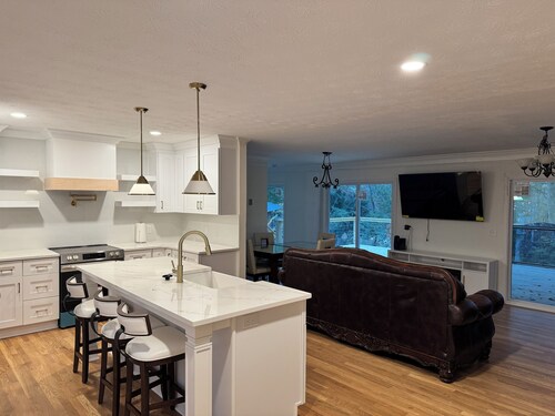 Lake Lanier Cozy 3BR Retreat, Screened-In Deck + Dock Access - Sleeps 6