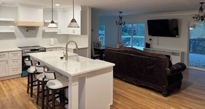 Lake Lanier Cozy 3BR Retreat, Screened-In Deck + Dock Access - Sleeps 6
