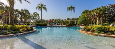 Piscina a l'aire lliure i piscina climatitzada