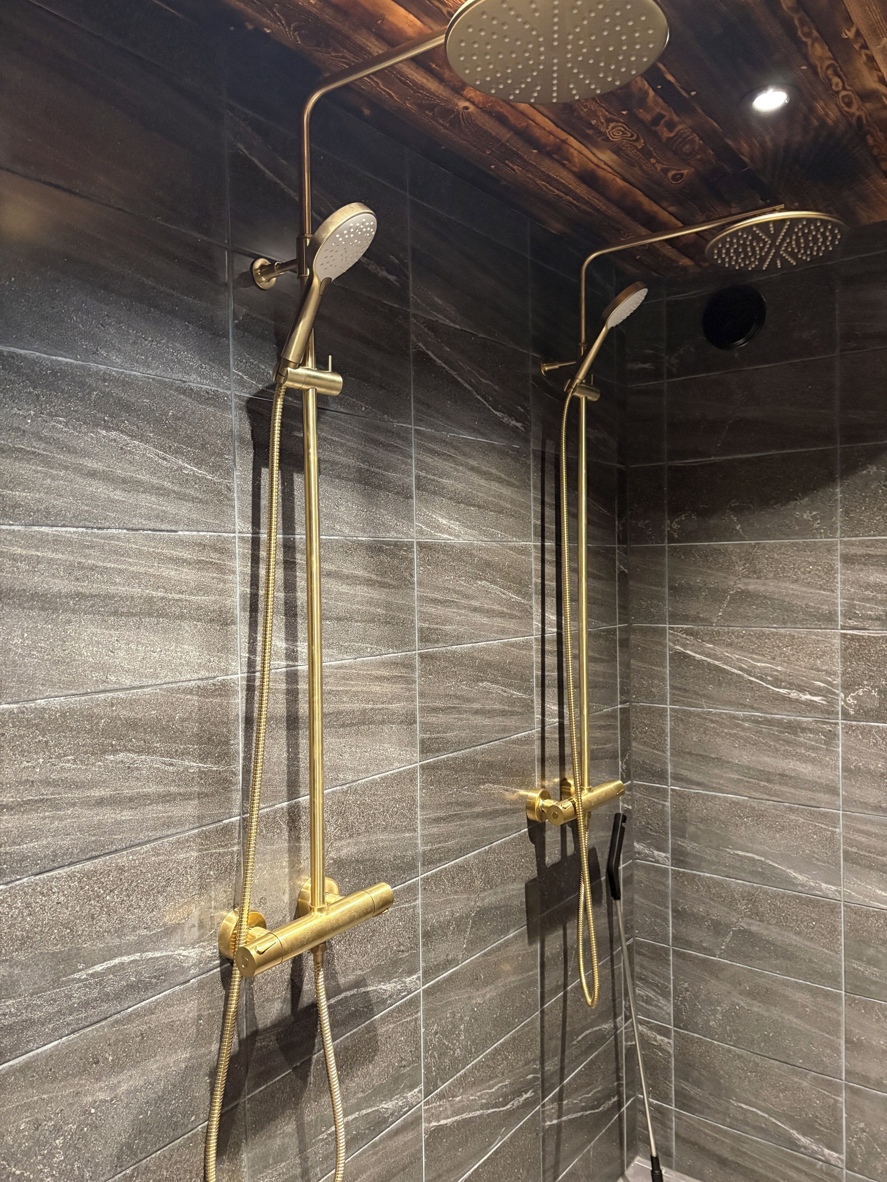 Suihku, pyyhkeet, vessapaperi
