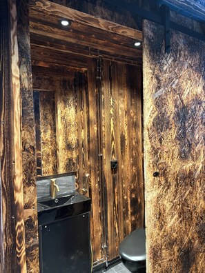 Shower, towels, toilet paper - Arctic Shaman Adventures-Jurtta (Rautuskylä)