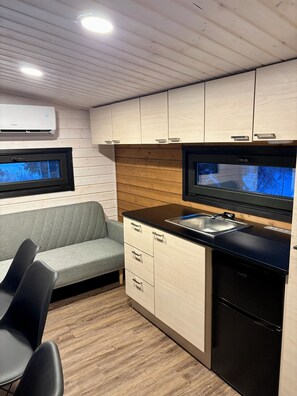 Comfort Mobile Home | Private kitchen | Fridge, microwave, oven, stovetop - Arctic Shaman Adventures-Jurtta (Rautuskylä)