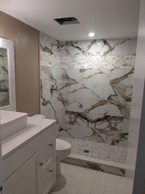Dusche, Haartrockner, Handtücher, Seife