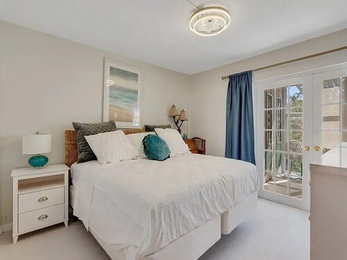 Delightful on-island 2-bedroom condo in Vero Beach, Walk to all!