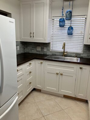 Mikrobølgeovn, ovn, kokeplater og oppvaskmaskin