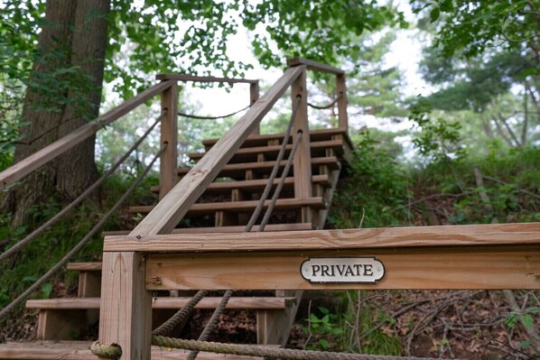 Property grounds - Creekside Cottage! Lake Altoona Getaway (Eau Claire)