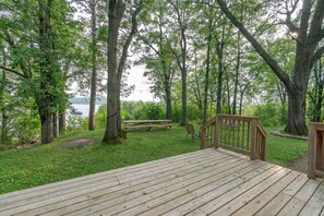 Property grounds - Creekside Cottage! Lake Altoona Getaway (Eau Claire)