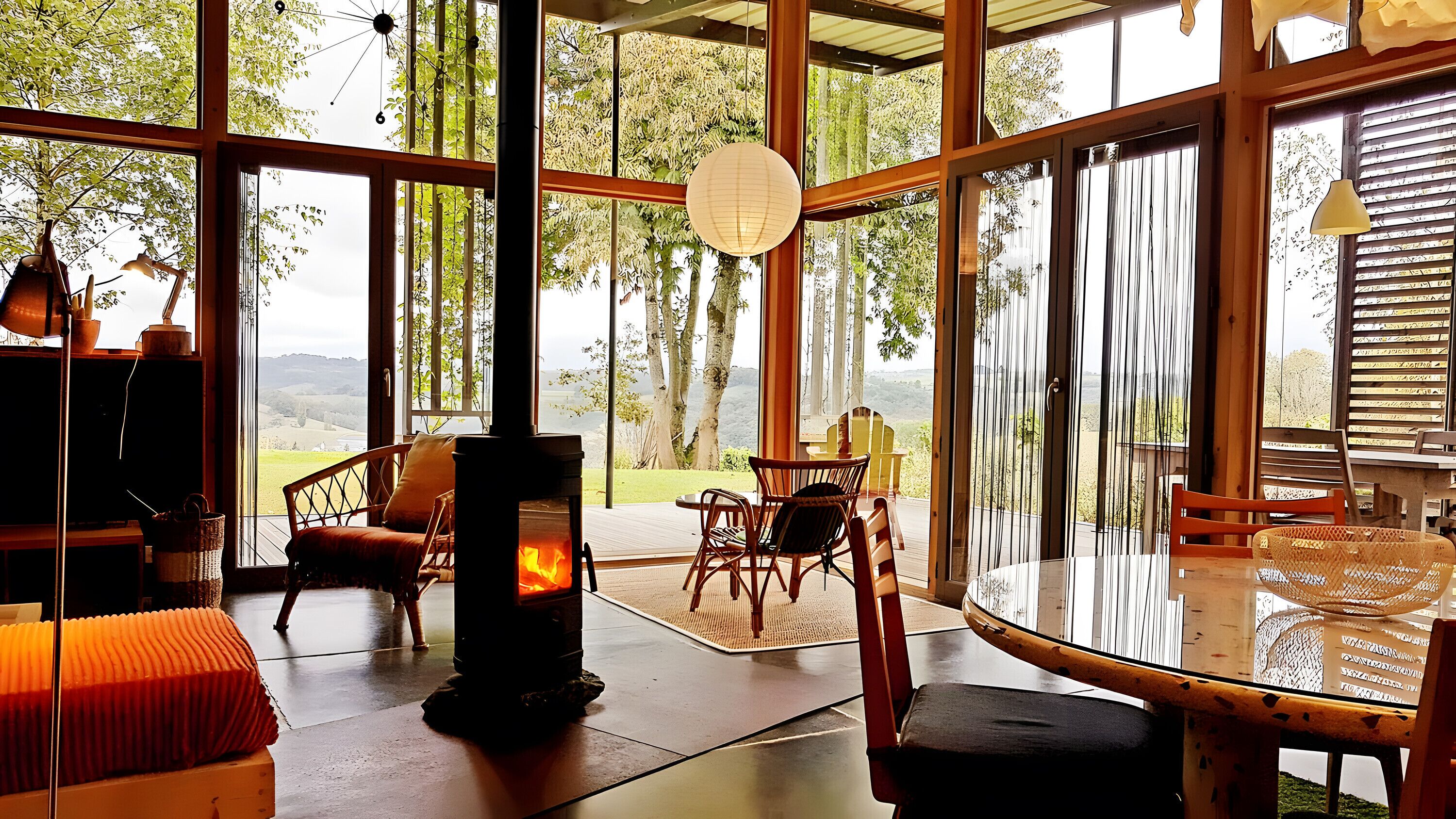 Una televisión, una chimenea