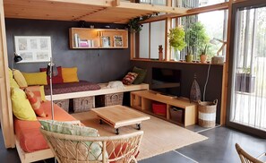 Una televisión, una chimenea