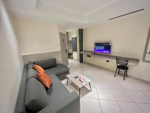 Living area - Renovated Studio Prime Spot (Amman)