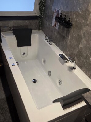Jetted tub, soap, toilet paper - Little Paradise Spa Apartment (Gummersbach)