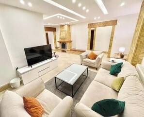Living area - Prestigious Spacious Retreat (Amman)