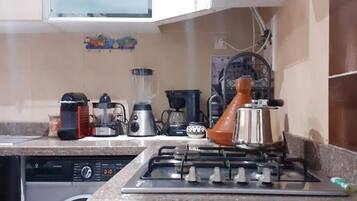 Fridge, oven, stovetop, coffee/tea maker