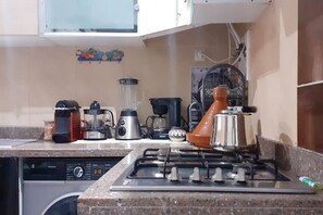 Fridge, oven, stovetop, coffee/tea maker