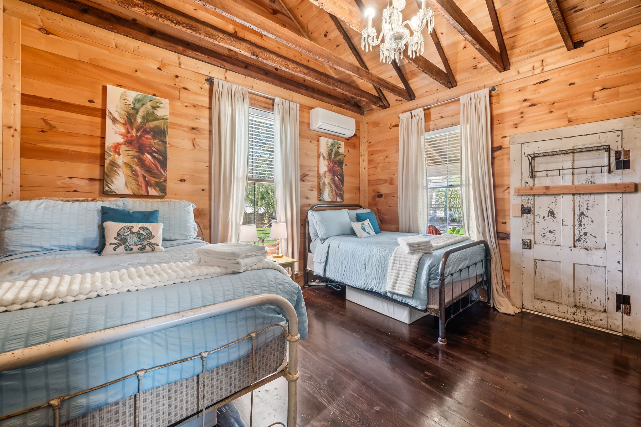 3 bedrooms, desk, iron/ironing board, travel crib