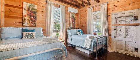 3 habitaciones, escritorio y tabla de planchar con plancha