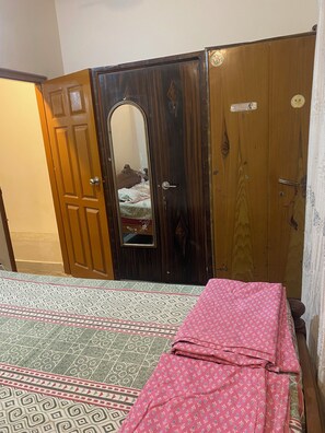 1 habitación, tabla de planchar con plancha, wifi y ropa de cama 