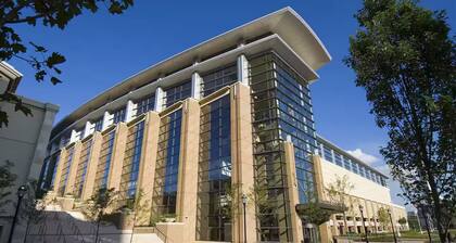 Spacious Urban Townhouse • Groups and Family