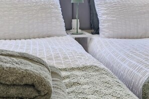 2 habitaciones, escritorio, wifi y ropa de cama 