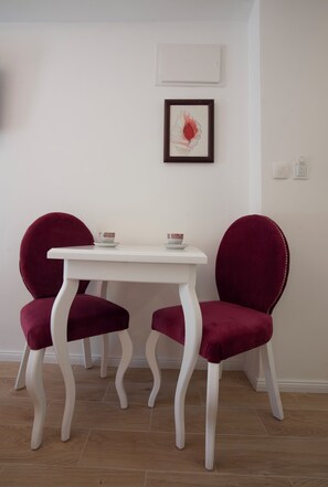 Caja de seguridad en la habitación y sistema de insonorización