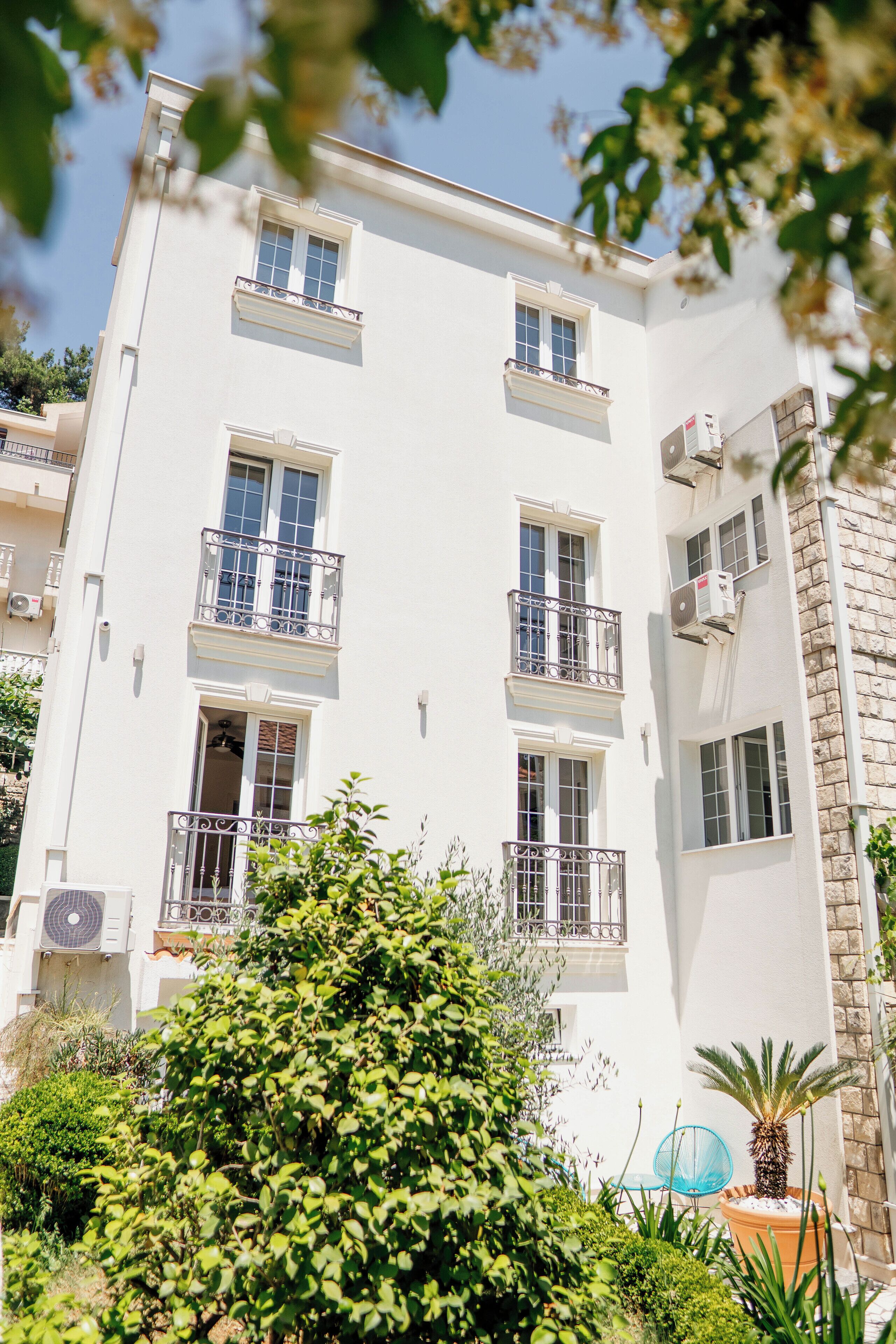 Vista frontal de la propiedad