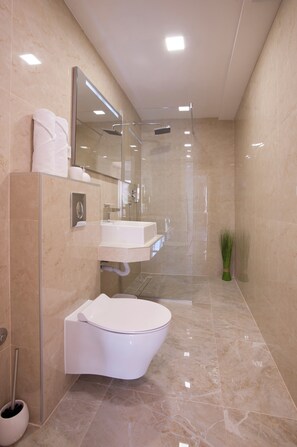 Superior Apartment, Pool View | Bathroom | Shower, free toiletries, hair dryer, slippers - Captain's Villa (Budva)