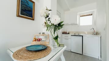 Estúdio design, varanda, vista para o jardim | Cozinha privada | Frigobar, cooktop, talheres/pratos/utensílios de cozinha