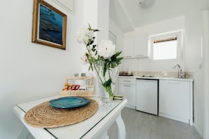 Frigobar, placa de cocina, utensilios de cocina