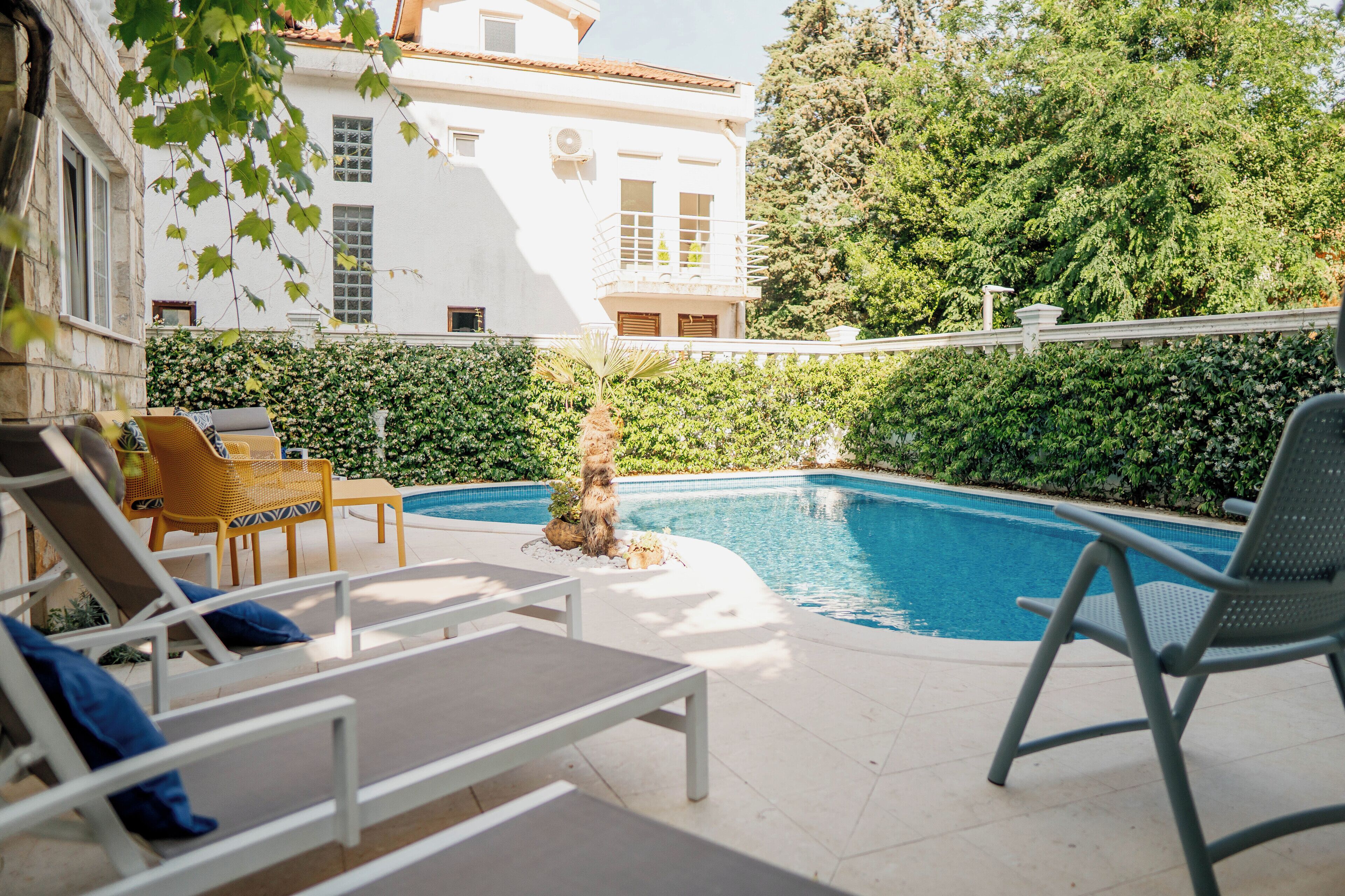 室外游泳池，日光浴躺椅