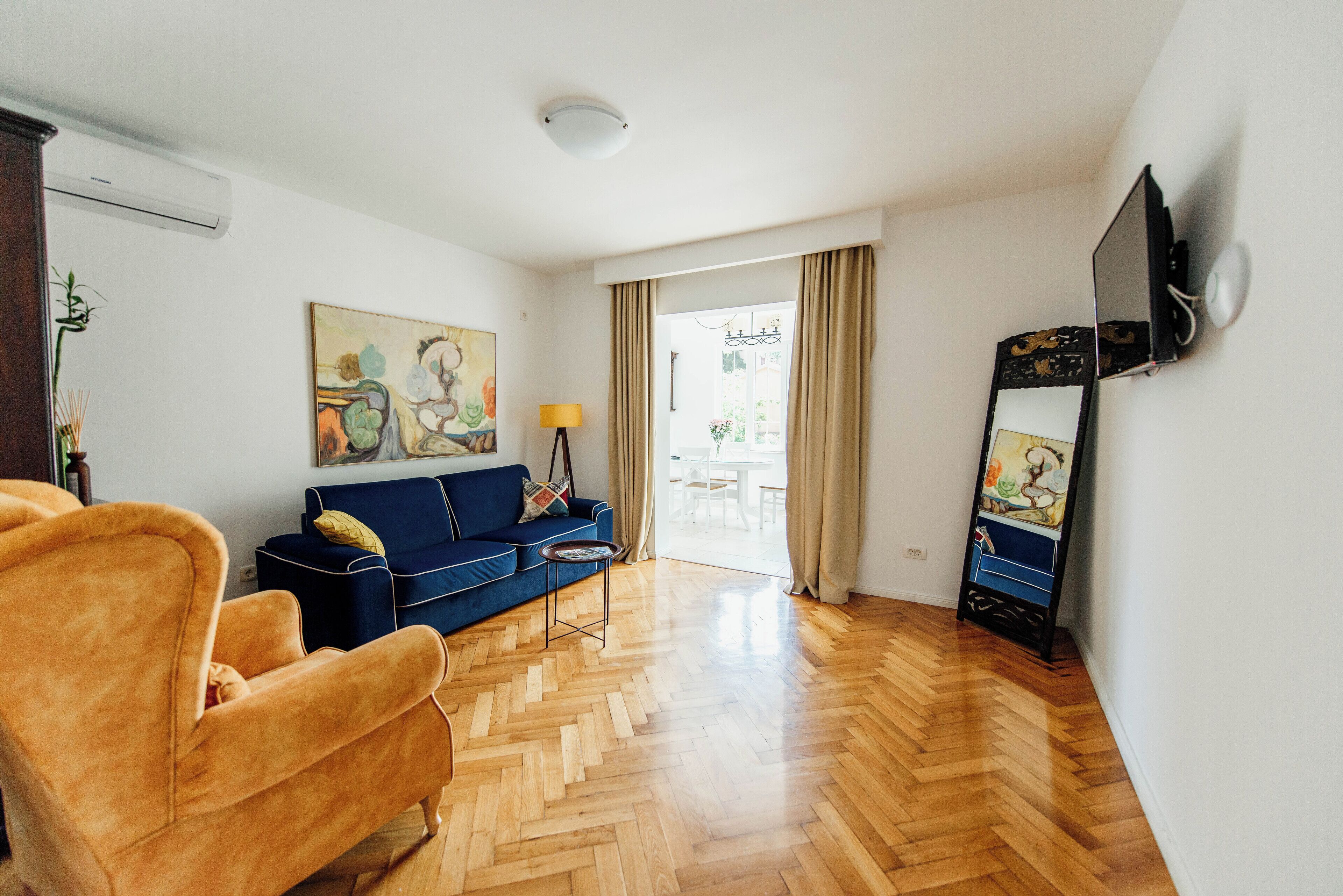 Departamento Royal, vista a la alberca | Área de sala de estar