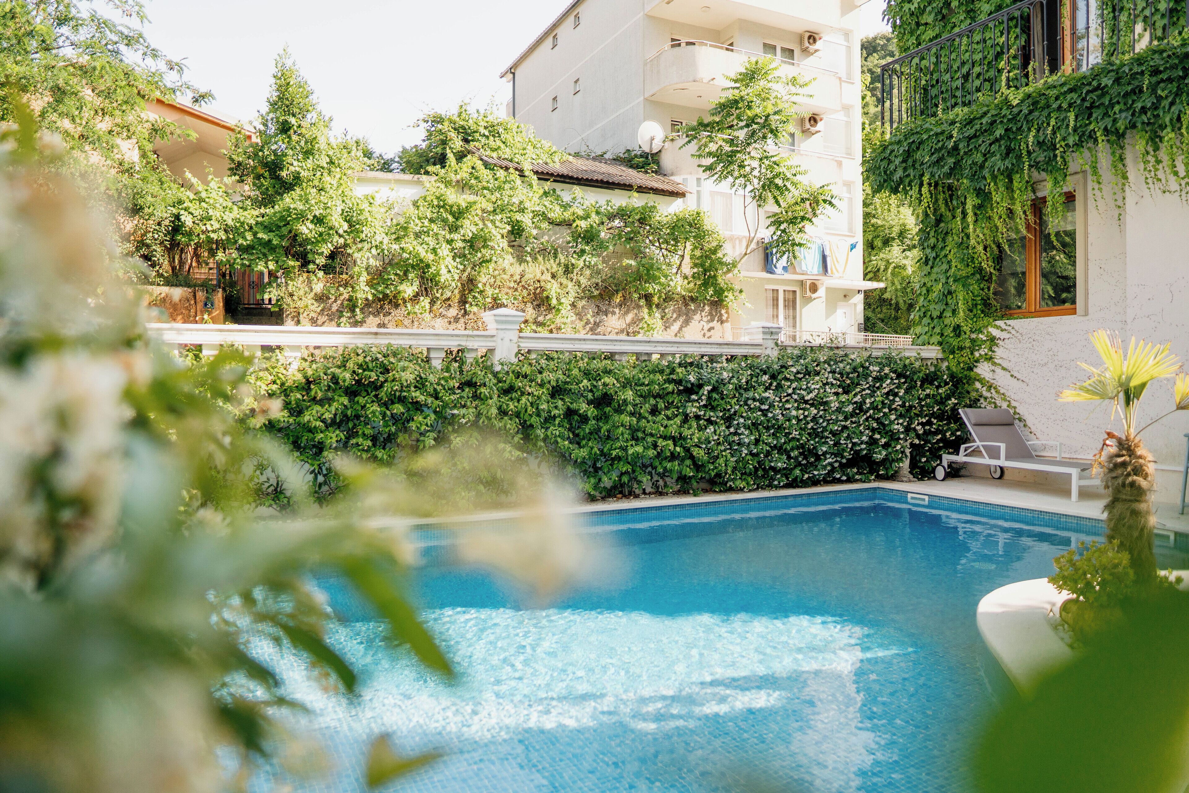 Piscina all'aperto, lettini