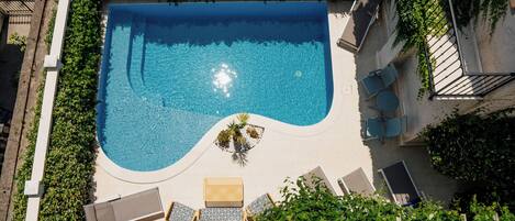 Piscine extérieure, chaises longues