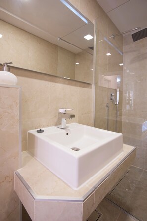 Superior Apartment, Pool View | Bathroom | Shower, free toiletries, hair dryer, slippers - Captain's Villa (Budva)