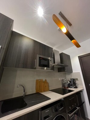 Suíte estúdio luxo, sacada, vista para a piscina | Ferros/tábuas de passar roupa, Wi-Fi de cortesia