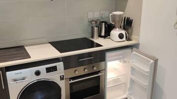 Studio Suite Deluks, balkon, pemandangan kolam renang | Setrika/meja setrika dan Wi-Fi gratis
