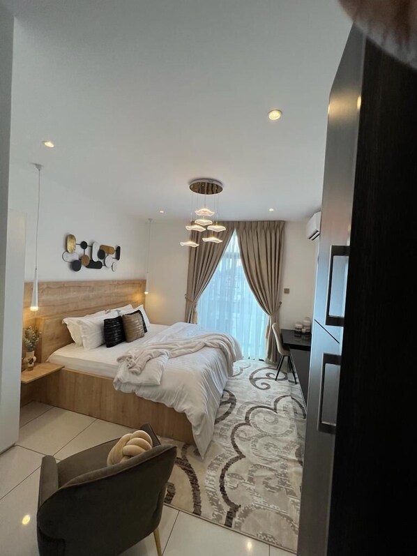 Suíte estúdio luxo, sacada, vista para a piscina | Ferros/tábuas de passar roupa, Wi-Fi de cortesia