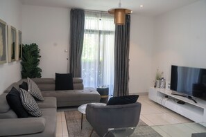 Apartemen Mewah | Dilengkapi dengan perabotan berbeda-beda dan meja kerja