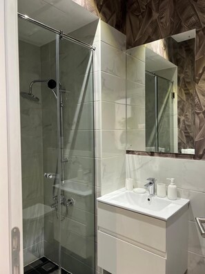 Suíte estúdio luxo, sacada, vista para a piscina | Ferros/tábuas de passar roupa, Wi-Fi de cortesia