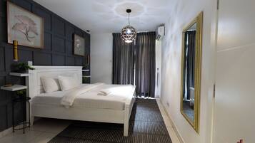 Luxe appartement | Individueel gemeubileerd, een bureau, een strijkplank/strijkijzer