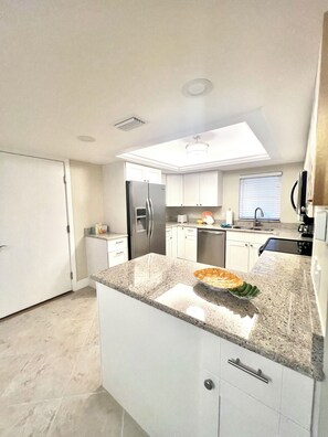 Kühlschrank, Mikrowelle, Herdplatte, Geschirrspüler