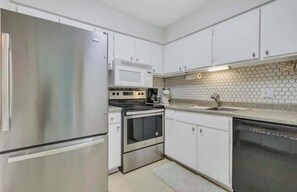 Kjøleskap, mikrobølgeovn, ovn og kokeplater