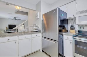 Kjøleskap, mikrobølgeovn, ovn og kokeplater