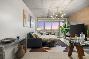 1 soverom, skrivebord, strykejern/-brett og reiseseng for barn