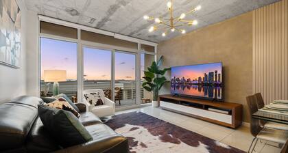 Luxe! Midtown GEM with DrinkBar Garage Pool BBQ Gym MiniGolf PingPong Foosball