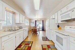 Kjøleskap, mikrobølgeovn, ovn og kokeplater