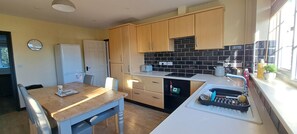 Fridge, microwave, oven, stovetop - Sizeable 4 bed property on Huntingdon Ring road (Huntingdon)