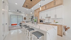 Køleskab, mikrobølgeovn, ovn, kogeplade