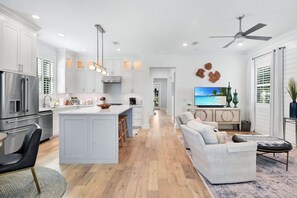 Jääkaappi, mikroaaltouuni, uuni, liesi