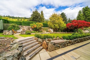 Property grounds - Stables Cottage -  a cottage that sleeps 2 guests  in 2 bedrooms (Comrie)