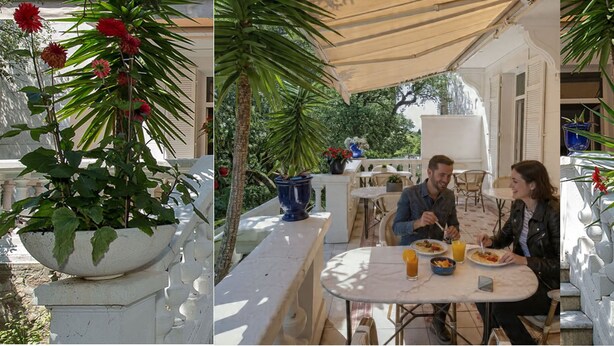 A dining area with a table and chairs, surrounded by potted plants and a covered patio. - Hôtel Le Thimothée (Saint-Raphaël)
